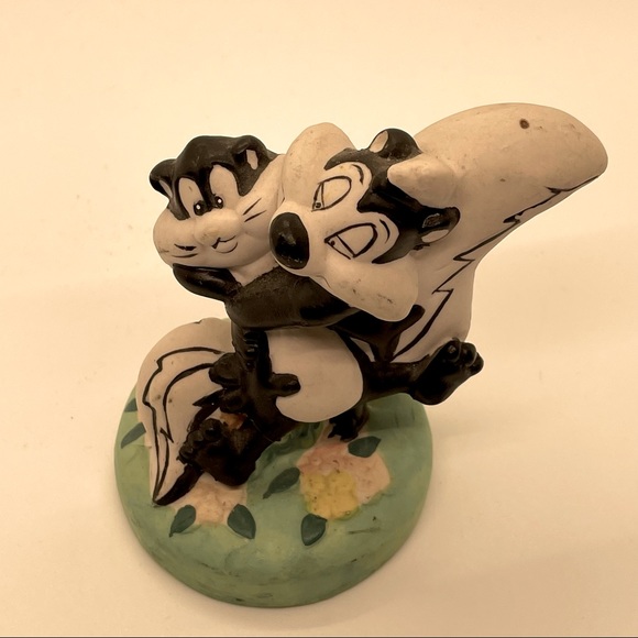 Vintage Loonie Tunes Peppe Le Pieu Porcelain Figurine - Picture 2 of 4